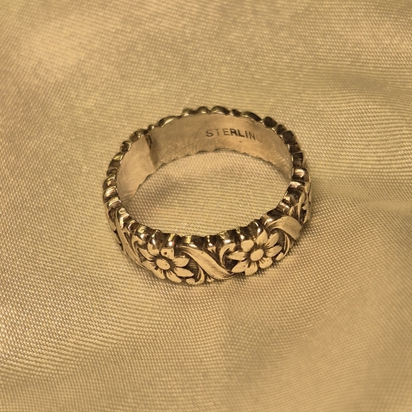 Gorgeous Sterling Silver Floral Ring.  Size 7 Marked "STERLING".  Boho Bali - Picture 3 of 4